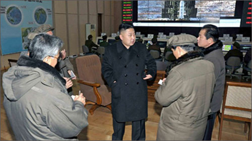 Nhà lãnh đạo Kim Jong-un thăm Trung tâm Không gian Sohae hôm 15/12/2012 để chúc mừng thành tích phóng vệ tinh thành công của các nhà khoa học và nhân viên kỹ thuật ở đây.